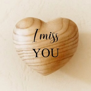 Vendita calda su misura <span class=keywords><strong>in</strong></span> <span class=keywords><strong>legno</strong></span> inciso cuori 30*30*20MM abbraccio di pietra artigianato con belle parole - Product Image 5