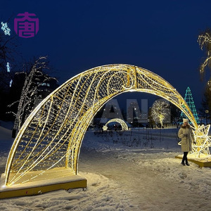 L'arche lumineuse blanche chaude pour les fêtes ajoute une touche d'élégance à l'entrée des hôtels, des jardins, des centres commerciaux et des événements hivernaux. - Product Image 4