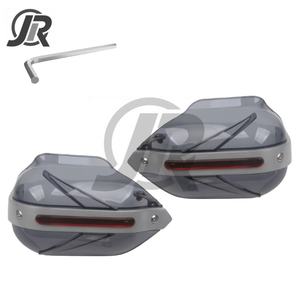 Precio bajo al por mayor de aleación de aluminio delantero motocicleta Guantelete Armguard con luz LED para <span class=keywords><strong>PCX</strong></span> 125/150 - Product Image 1