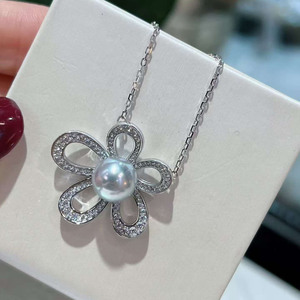 Colgante de Plata S925 con Perla en Forma de Flor, Perla Akoya Gris Casi Redonda de 8-8.5mm, Colgante de Perla con Acabado Impecable y Elaboración Artesanal - Product Image 5
