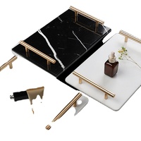 Plateau de service en marbre Art Déco de qualité supérieure avec bordure en métal doré pour le Ramadan et les articles de toilette d'hôtel et la présentation de buffet