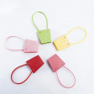 Sac en papier imperméable trapézoïdal Macaron motif losange un morceau d'argile boîte à fleurs à main sac en papier kraft - Product Image 3