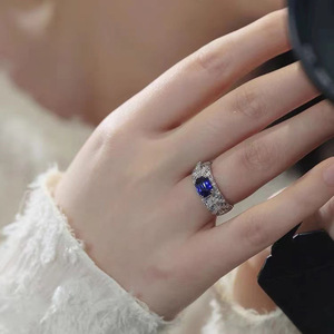 Anello classico da donna con design a doppia punta di colore blu - Product Image 3
