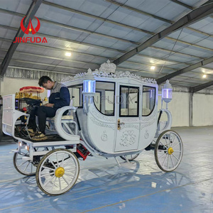 Chariot de luxe de style Cendrillon pour événements, avec accents dorés et sièges confortables - Product Image 1