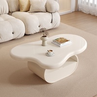Table basse nuage crème de style français, petit meuble de salon au design moderne et minimaliste, en bois de forme irrégulière avec rangement