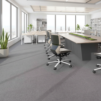 Dalles de moquette modernes modulaires en nylon pour la maison et le commerce avec support en PVC amorti et motif bouclé en puzzle