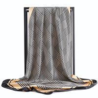 Écharpe carrée en satin de soie rouge 90x90cm pour femme, avec logo personnalisé imprimé, style uni et design à empiècements