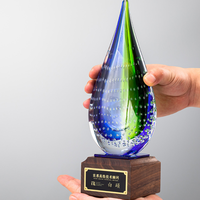 Brillant 3d laser cristal goutte d'eau trophée artisanat personnalisé k9 larme cristal Art verre prix trophées avec base de trophée en bois