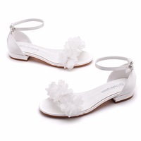 2 Sepatu Sandal Wanita Model Persegi Dengan Mulut Rendah Berhak, Warna Putih Gading, Bahan Kain Satin Sutra, Hiasan Bunga Putih, Untuk Pengantin Wanita