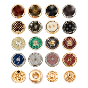 กระดุมโลหะแบบกด 4 ส่วน ดีไซน์คลาสสิคทรงกลม ผลิตจากโรงงาน รองรับโลโก้แบบกำหนดเอง ทำจากโลหะผสมสังกะสี - Product Image 1