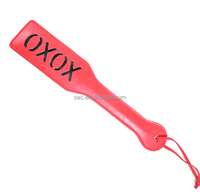 SacKnove Articles Érotiques pour Adultes Nouveauté Sexy Mots XOXO Fouet Fessée en Cuir pour Jeux Préliminaires Flirt Bondage BDSM Raquette à Fessée pour Jouets Sexuels