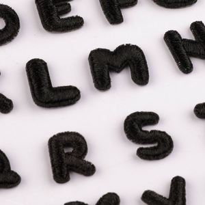Patch brodé thermocollant mignon et mini de 1,2 cm avec lettres et chiffres noirs - Product Image 3