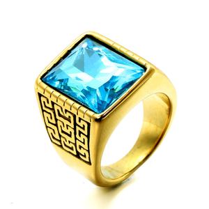 Bague plaquée or, design classique signet avec pierre bleue saphir, détail latéral clé grecque, sertissage biseauté, style moderne audacieux pour homme - Product Image 2