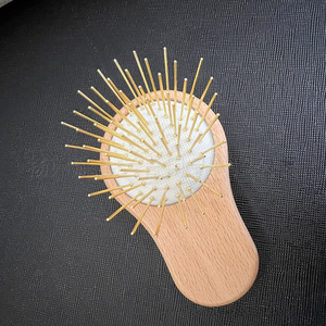 Cepillo de pelo Gua Sha chapado en oro de 18K con aguja de 24K Mini masajeador de cuero cabelludo Airbag de madera ergonómico para niños para crecimiento portátil de caspa - Product Image 3