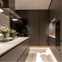 Armoires de cuisine gris anthracite mat avec îlot en marbre blanc, éclairage LED sans poignée, cuisine modulaire moderne de luxe
