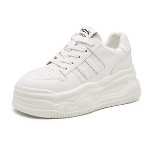 Baskets confortables à semelles souples, style coréen, chaussures décontractées, baskets blanches à semelles épaisses rehaussantes, nouveaux modèles pour femmes - Product Image 1