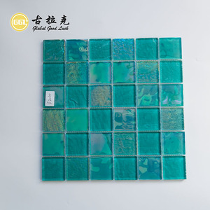 Tuiles de mosaïque en verre iridescent vert émeraude scintillant, carrées 300*300mm, pour la conception de piscines de luxe - Product Image 1