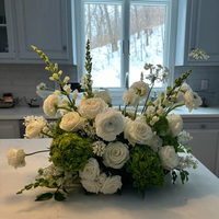 Décoration de Couloir Extérieur pour Cérémonie : Composition Florale Artificielle avec Hortensias Verts, Roses Blanches et Eucalyptus en Cascade sur Support Doré
