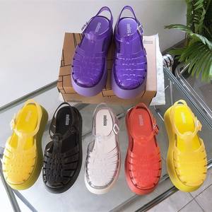 Sandal Wanita Sol Tebal 2025 Retro Roman <span class=keywords><strong>Jelly</strong></span> <span class=keywords><strong>Shoes</strong></span> Desain Platform Slip-On PVC EVA Kasual Baotou Sepatu Wanita - Product Image 1