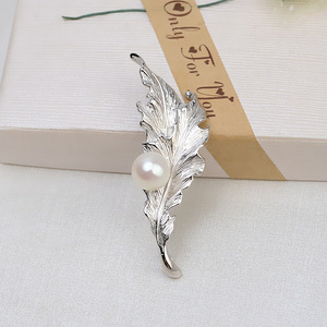 Broche con Colgante de Hoja de Plata S925 con Múltiples Circonitas y Perla de 8-10 mm, Accesorio Decorativo para el Pecho, Modelo 1502 - Product Image 1