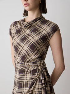 กระโปรงลำลองลายสก๊อตสีน้ำตาลแบบไม่มีแขน ชุดเดรสผู้หญิงความยาวปานกลาง ผูกเอว ชายกระโปรงไม่สมมาตร - Product Image 4