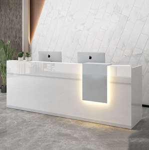 Escritorio de recepción LED de madera hecho a medida, diseño de salón de belleza con pared trasera, escritorio de recepción de cliente - Product Image 4