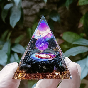 Pyramide en résine époxy avec galets de cristal et sphère d'améthyste, ornement de bureau, décoration d'aquarium à vortex, cadeau - Product Image 4