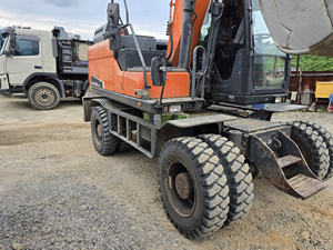 Excavadora Doosan DX140 de bajo kilometraje, usada, de 14 toneladas, tipo de ruedas pesadas, maquinaria de excavación de segunda mano, con certificación EMC. - Product Image 3