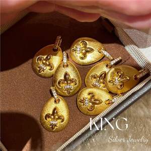 จี้รูปดอกเฟลอร์เดลิสชุบทองคำขาว S925 จาก King Silver Jewelry สร้อยคอสำหรับผู้หญิง แฟชั่นของขวัญรูปทรงหยดน้ำ - Product Image 2