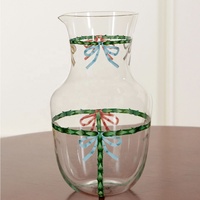 Ensemble de carafe à eau et de verres décoratifs imprimés avec guirlande de rubans colorés et nœuds pour table