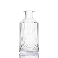 Bouteille vide moderne de diffuseur d'arôme en verre clair de conception avancée avec bouchon en bois