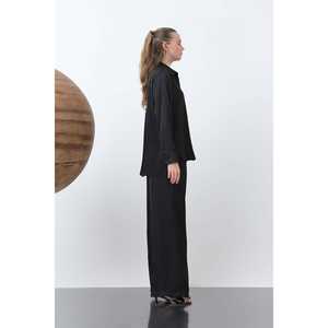 เสื้อเชิ้ตผ้าซาตินผู้หญิงสไตล์มินิมอลสีแดงเบอร์กันดีแขนยาวเนื้อผ้าบางใส่ได้ทุกวัน - Product Image 2