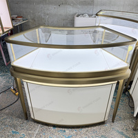 Vitrine à bijoux de luxe avec éclairage incurvé, comptoir de présentation pour boutique de bijoux, mobilier haut de gamme, vitrine ronde en verre sur mesure pour bijoux