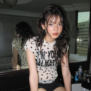 เสื้อตาข่ายแขนสั้นคอกลมผ้าโปร่งสีลายจุดพิมพ์ตัวอักษรเสื้อยืดแฟชั่นลำลองธรรมดา - Product Image 6