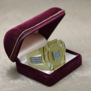 Bague élégante pour homme en or 22 carats avec un design de panneau rond serti de diamants, bague lourde et stylée, bijoux de luxe pour un usage quotidien - Product Image 3