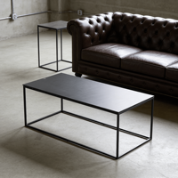 Table basse rectangulaire noire minimaliste moderne avec plateau en panneau et cadre métallique ouvert, hauteur réglable, élégante et longue, pour salon
