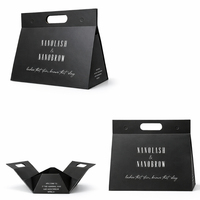 Emballage élégant noir mat de luxe, présentation de marque haut de gamme, structure avec poignée de transport, boîte cadeau pliable avec poignée