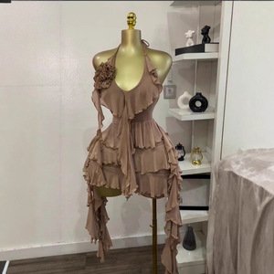 เดรสแฟชั่นผู้หญิงแบบเซ็กซี่ คอวี สายคล้องคอ ไม่มีแขน ประดับเข็มกลัด ชายกระโปรงแบบอสมมาตร เปิดหลัง - Product Image 2