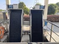 Grille mécanique à barres multiples pour la séparation solide-liquide dans les stations d'épuration municipales, montée sur canal, à entraînement motorisé