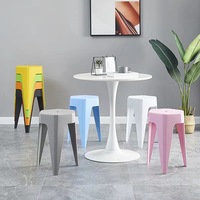 Vente en gros de places et de chaises d'extérieur en plastique PP Meubles de restaurant-Tabourets empilables Poufs Salon Chambre à coucher