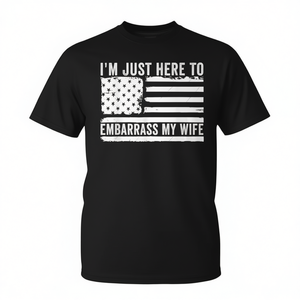 Estoy Sencillomente Aquí para Enorgulrecer a mi Esposa, Camiseta con Humor y Broma para Esposo - Product Image 2