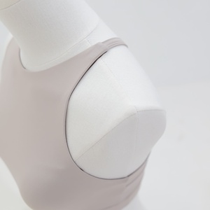 Haut pour le soutien-gorge de sport en nylon léger à motif à carreaux noir avec bretelles non ajustées pour l'entraînement et le fitness des femmes - Product Image 1