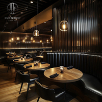 Ensemble de mobilier de restaurant commercial de luxe Ron Group : canapé, banquette, table et chaises en cuir pour hôtel moderne et café, avec éléments en bois carrés