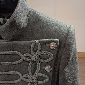 MOQ: 1 Pezzo |   Giacca Personalizzabile, di Nicchia, dal Design Vintage, Stile Elegante e Alla Moda, con Tessitura Annodata Combinata a Bottoni Metallici - Product Image 4