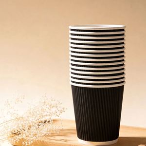 แก้วกาแฟกระดาษสีดำคลาสสิกแบบมีซี่โครงแนวตั้งและฉนวนกันความร้อน - Product Image 3