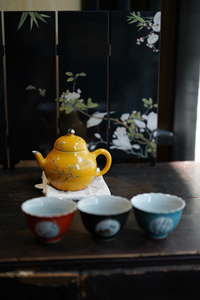 Service à thé en porcelaine octogonale « Whispering Plum » – Vaisselle de thé dorée jaune impérial - Product Image 3