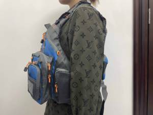 เสื้อชูชีพสีน้ำเงินสำหรับกิจกรรมกลางแจ้ง น้ำหนักเบา สำหรับผู้ใหญ่ เหมาะสำหรับซาฟารี พายเรือคายัค ตกปลา พร้อมกระเป๋าอเนกประสงค์สำหรับผู้ชาย - Product Image 2