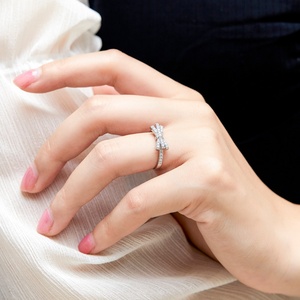 แหวนเงินแท้ 925 ชุบโรเดียม ดีไซน์โบว์ ประดับเพชรซิคอน สำหรับงานแต่งงาน งานเลี้ยง ผู้หญิง คุณภาพสูง ขายส่ง - Product Image 1