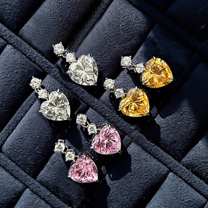 Orecchini a Cuore per Donne, Eleganti Accessori per Orecchie da Indossare Quotidianamente, per Outfit Casual e Regalo - Product Image 4