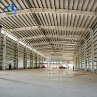 Bâtiment d'usine à structure métallique avec lignes de production et zones d'équipement